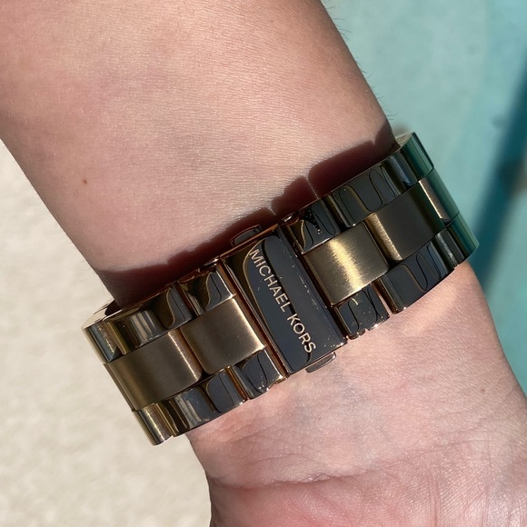 COPY - Rose gold Michael Kors watch - Picture 5 of 8